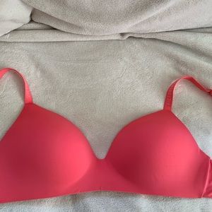 Victoria’s Secret T-shirt Lightly Lined Wireless